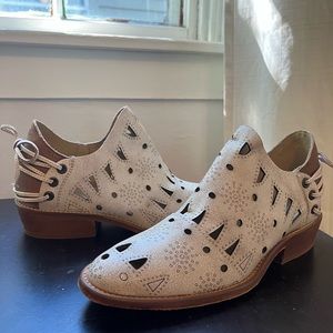 Musse and Cloud booties size 7 NWOT